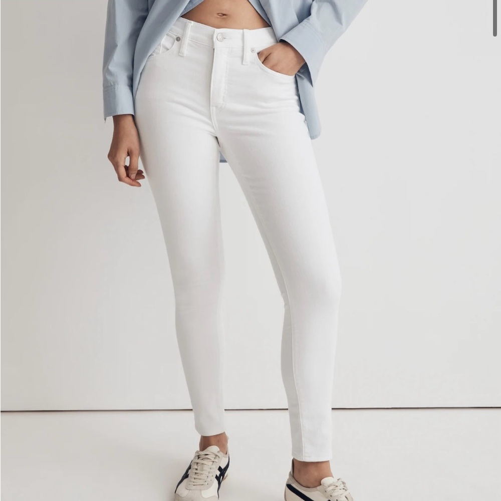 9" Mid-Rise Skinny Crop Jeans in Pure White